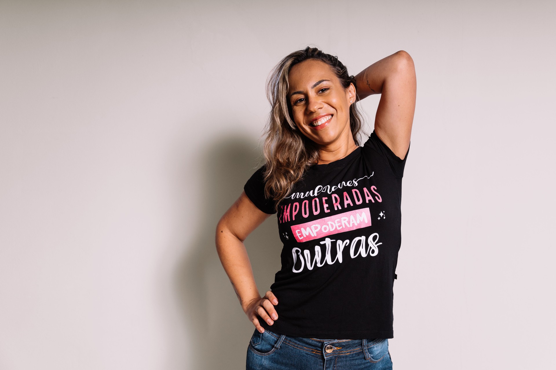 T-shirt with text in Portuguese empowered women