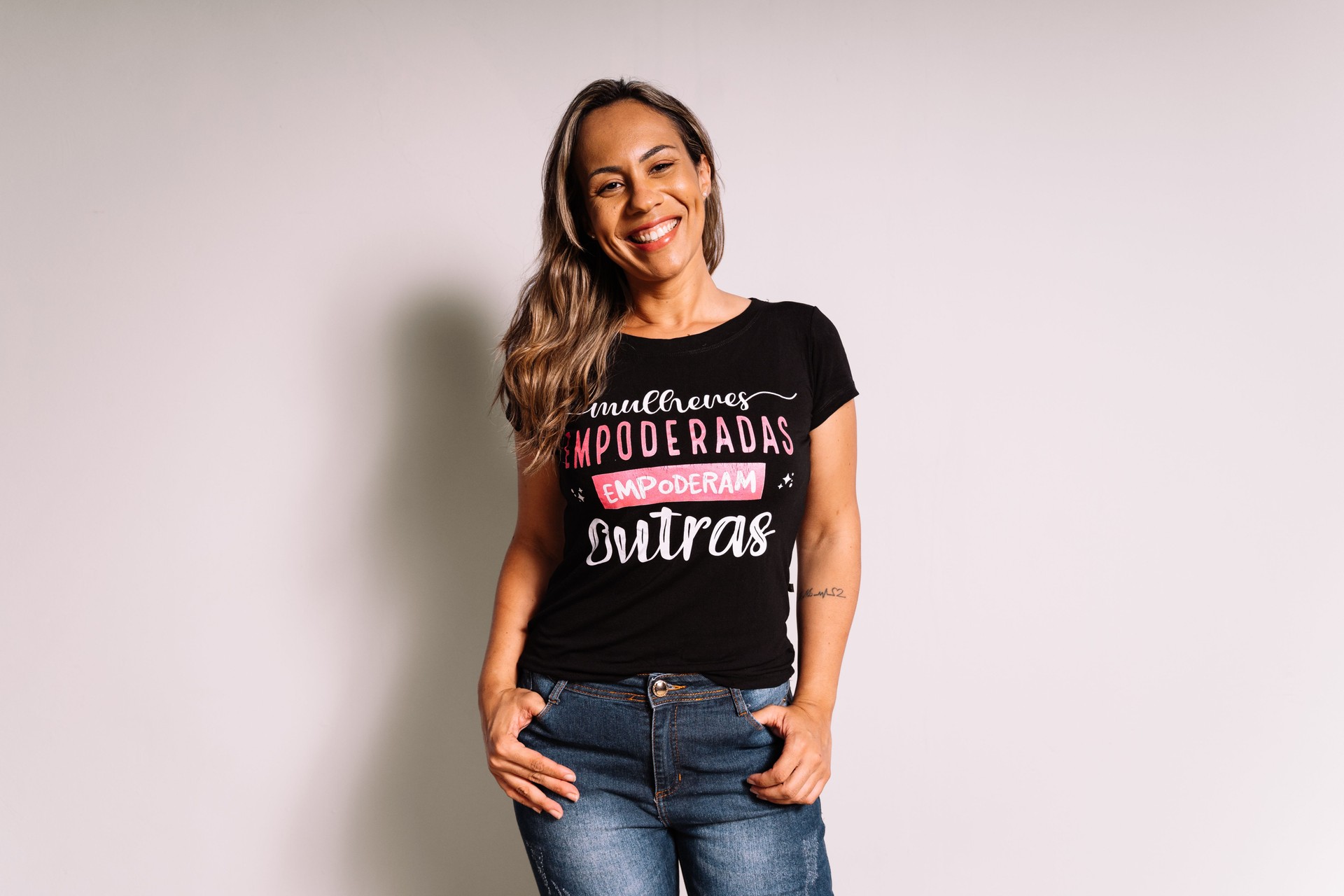 Woman wearing empowered women t-shirt in Portuguese